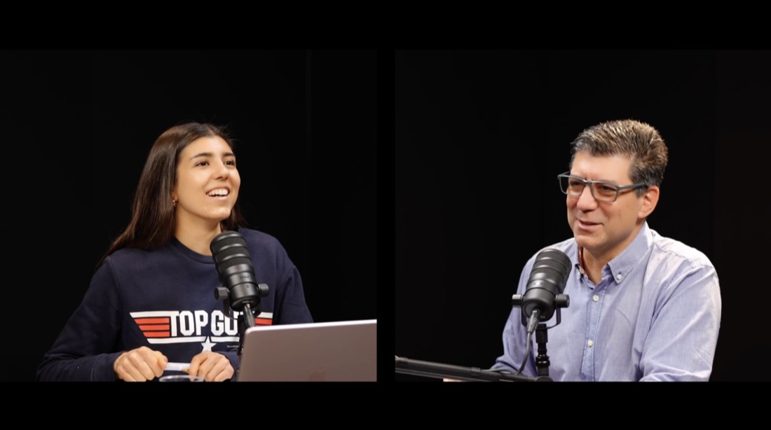 Dos personas grabando un episodio de podcast en planos simultáneos